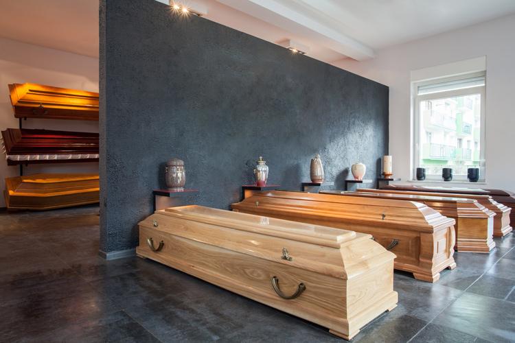 Undertakers, mortuary and crematorium assistants